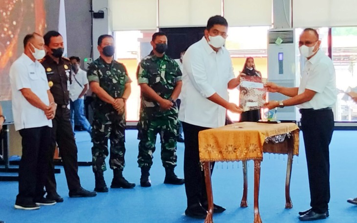 penandatangan Pakta Integritas dan penyerahan Dokumen pelaksanaan Anggaran (DPA) Tahun 2022 di lingkungan pemerintahan Kabupaten Bintan