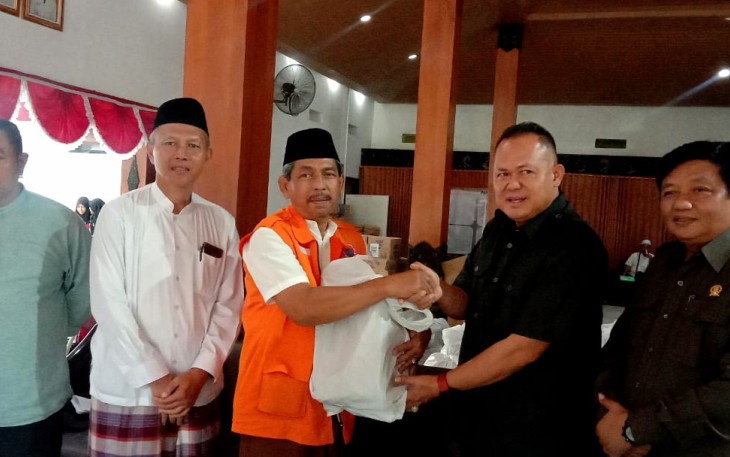 Komisi D DPRD Provinsi Jawa Timur saat melakukan peninjauan langsung ke lokasi yang terdampak banjir bandang di Kabupaten Trenggalek, Jumat (21/10). 