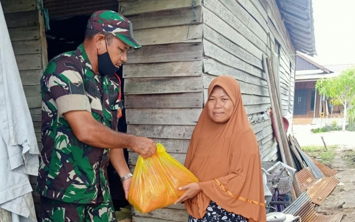 Babinsa saat Bagikan Sembako 