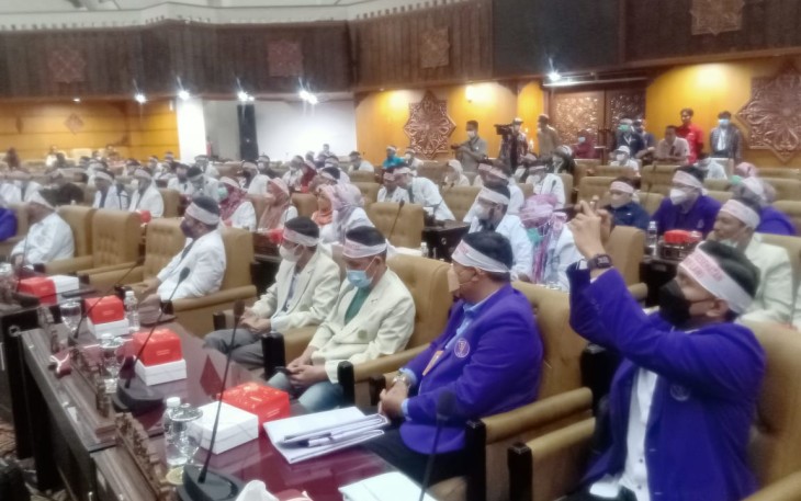 Para Nakes yang menyampaikan aspirasinya di DPRD Jatim, Senin 28 November 2022.