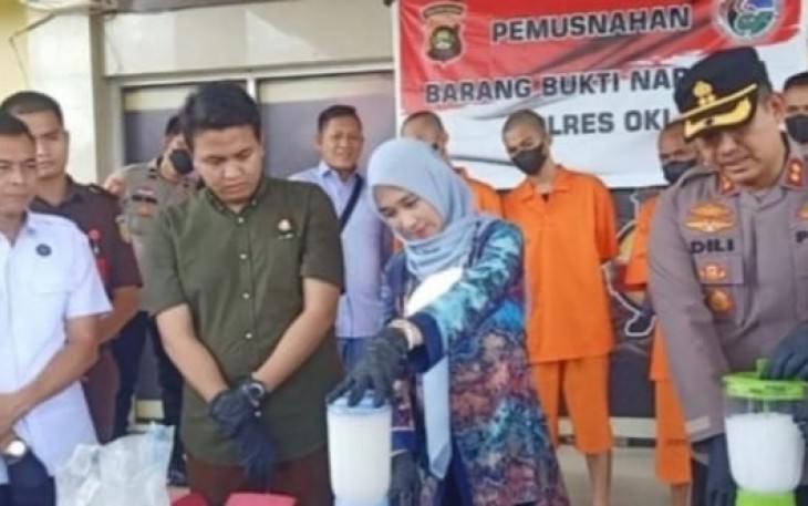 Kapolres OKI, AKBP Dili Yanto didampingi Kasat Resnarkoba AKP Rahmad Aji Prabowo bersama BNNK OKI, AKBP Gendi, saat pemusnahan barang bukti di Mapolres OKI, Rabu 22 Juni 2022 kemarin.