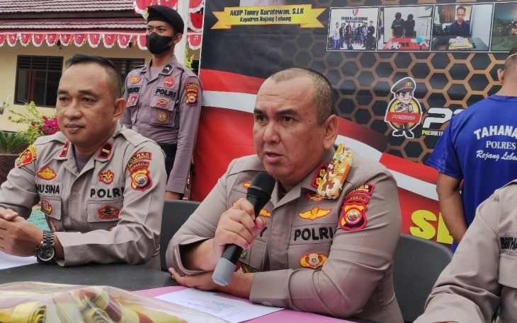 Kapolres RL AKBP Tonny Kurniawan, S.Ik., didampingi Kapolsek Bermani ulu IPDA Ibnu Sina Alfarobi, S.Sos., serta Kasie Humas IPTU Bertha Angraeny.,S.H., dalam press conference kemarin (Rabu, 10/08/22)