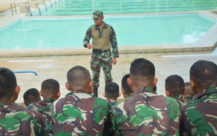 Kasiops Brigif Para Raider 3 Kostrad Mayor Inf Jayadi saat meninjau kegiatan