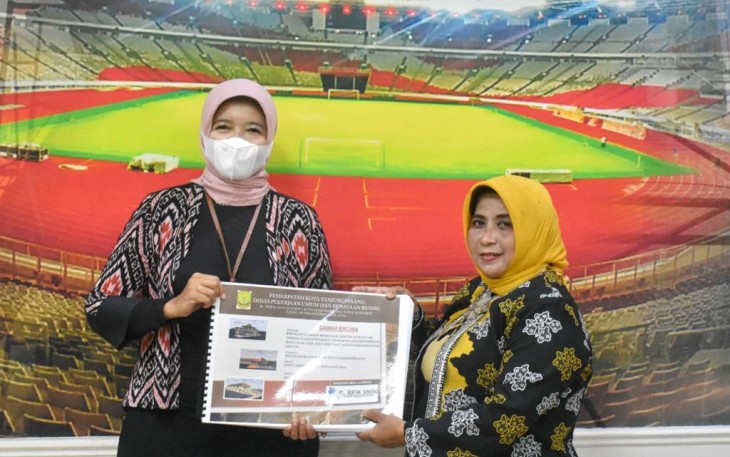 Walikota Tanjung Pinang Rahma saat Serahkan Dokumen Readiness Criteria Revitalisasi Pasar Baru