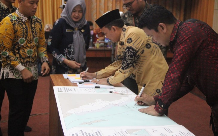 Sekda Hamka saat membuka Kegiatan Konsultasi Publik Final Materi Teknis Perairan Pesisir Dokumen RZWP3K, di Ruang Pola Pemprov Bengkulu, Kamis (03/11). 