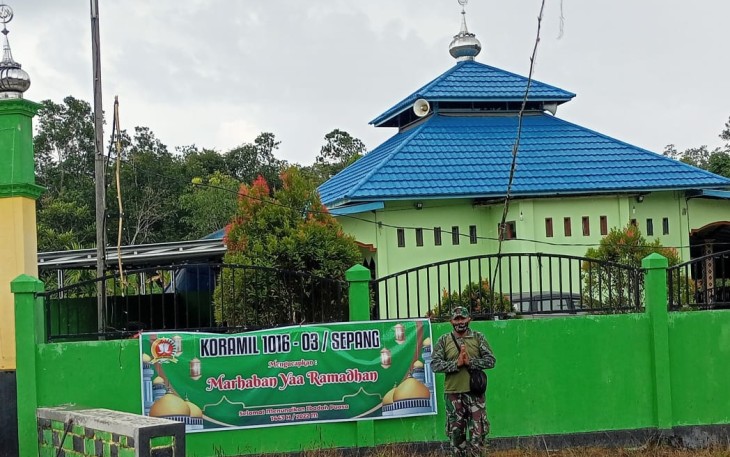 Babinsa Kampuri Serka Helprit melakukan pemasangan Banner ucapan Ramadhan di Masjid Al Ikhlas