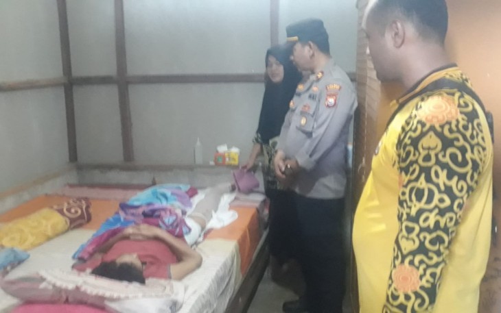 Kapolsek Lubuk Pinang Sambangi Warga Sakit dan Beri Bantuan