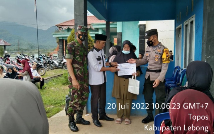 Bhabinkamtibmas Polsek Rimbo Pengadang saat Kawal Penyaluran BLT-DD Tahap II Tahun 2022
