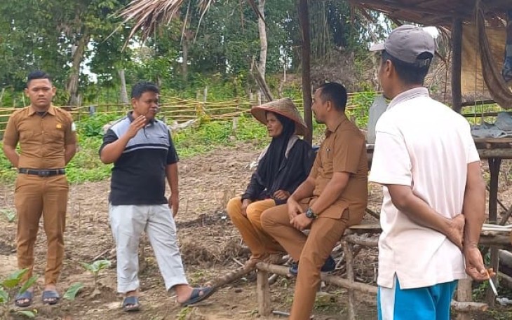Zulfadli Oyong saat Survei Lahan Warga yang Bertani secara Mandiri