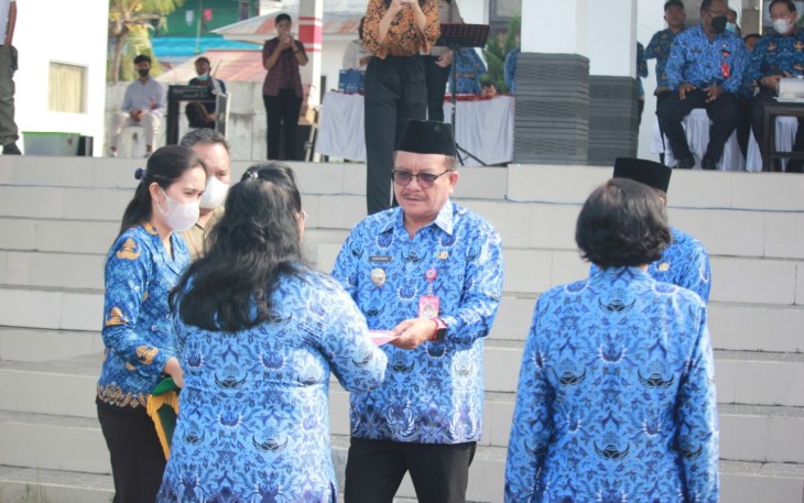Walikota Bitung Maurits Mantiri saat memberikan SK pensiun kepada Pegawai yang pensiun usai pelaksanaan upacara peringatan Harganas Ke-29