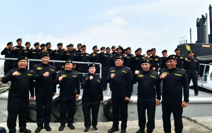 Ketua DPR RI Puan Maharani didampingi Kasal Laksamana TNI Yudo Margono, Kapolri Jenderal Polisi Listyo Sigit Prabowo, Kasad Jenderal TNI Dudung Abdurachman, Kasau Marsekal TNI Fadjar Prasetyo, Anggota 1 BPK RI N.Adhi Suryadyana, serta Wakasal Laksdya TNI Ahmadi Heri Purwono saat jumpa pers dengan awak media setelah resmi menjadi warga kehormatan Hiu Kencana di dalam KRI Alugoro-405 saat berlayar di perairan Teluk Jakarta. Senin, (28/11).