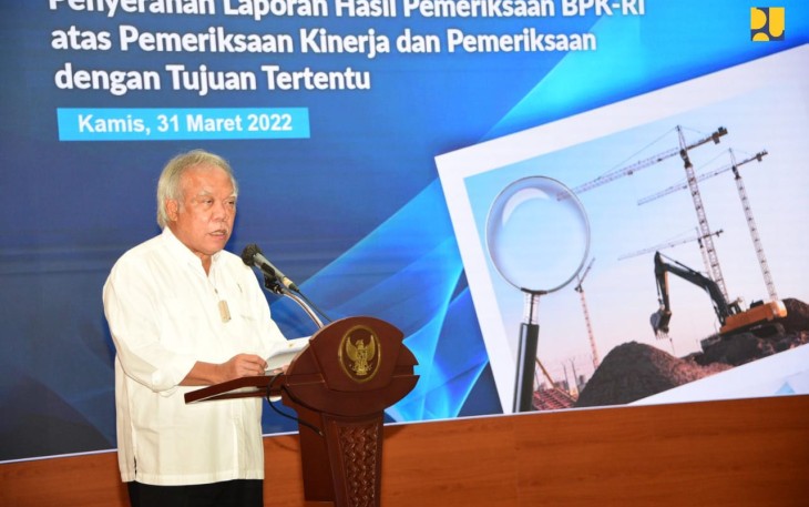 Menteri Basuki dalam acara Penyerahan Laporan Hasil Pemeriksaan BPK-RI atas Pemeriksaan Kinerja dan Pemeriksaan dengan Tujuan Tertentu di Ruang Serbaguna Lantai 17 Gedung Utama Kementerian PUPR, Kamis (31/3/2022).