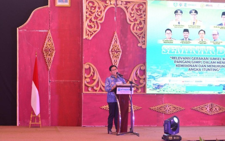 Menteri Desa, Pembangunan Daerah Tertinggal, dan Transmigrasi Abdul Halim Iskandar memberikan sambutan pada kegiatan rangkaian Expo Gerakan Sumsel Mandiri Pangan (GSMP) 2022 dan Seminar Desa, Dengan Tema; Relevansi GSMP Dalam Menekan Kemiskinan dan Menurunkan Angka Stunting di Hotel Wyndam, Palembang, Sumatera Selatan (21/12/2022).