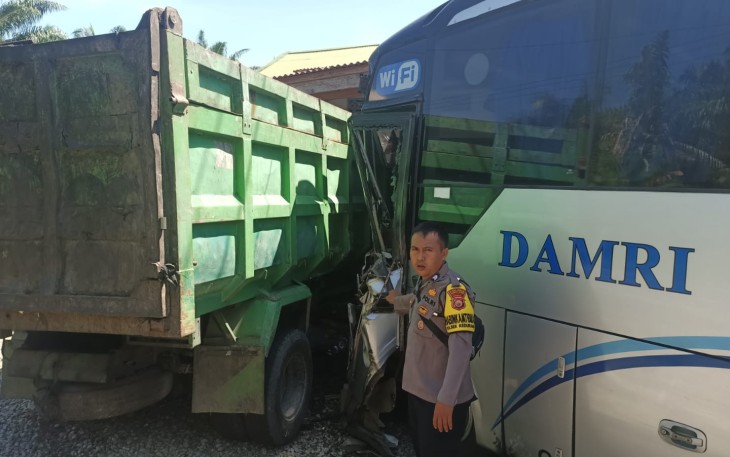 Bus Damri saat Tabrak Dump Truk disisi samping, kondisi ringsek