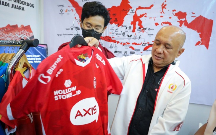 MenKopUKM Teten Masduki saat melihat Pengembangan Produk UKM dalam mendukung Olahraga Nasional Indonesia di Hotel Sultan, Jakarta, Selasa (13/9).