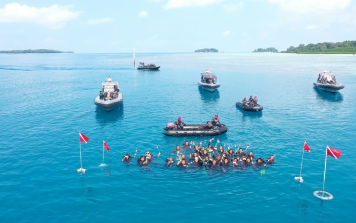 TNI AL saat Kibarkan 77 Bendera Merah Putih di Bawah Laut
