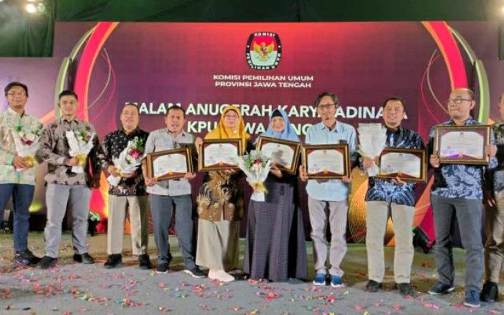 KPU Karanganyar Raih Enam Penghargaan Karya Adinata dari KPU Provinsi Jawa Tengah, Rabu (29/12/2022). Foto : Istimewa