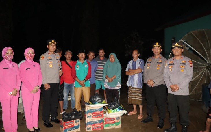 Kapolres Mukomuko saat Beri Bantuan Sembako