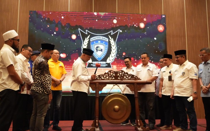 Gubernur Sumbar Mahyeldi, membuka secara resmi pelaksanaan Musprov IMI Sumbar 2022 di Grand Balroom The ZHM Premiere Hotel & Convention, Padang.