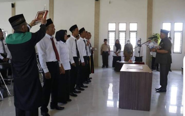 Bupati Erwin saat Lantik Anggota BPD Terpilih dan PAW BPD