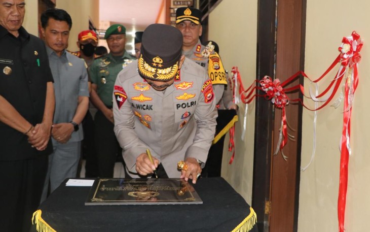 Kapolda Bengkulu Irjen Pol. Drs. Agung Wicaksono, M. Si saat meresmikan ruang Podcast Presisi “Sanika Satyawada” Polres Rejang Lebong.