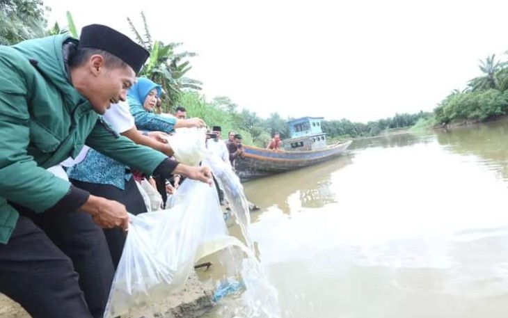 Menebar Bibit ikan di Sungai Barumun 