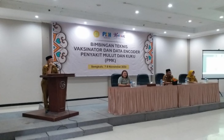 Sekda Provinsi Bengkulu Hamka Sabri saat membuka secara resmi Bimtek Vaksinator Cegah PMK.