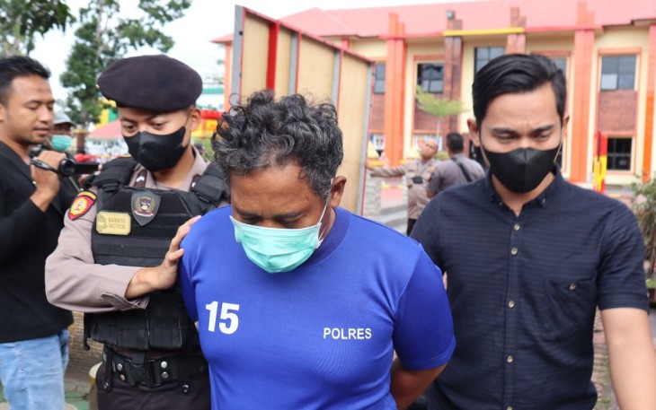 Tersangka saat digelandang dalam Konferensi Pers Polres Rejang Lebong, di Mapolres Rejang Lebong, Kamis (4/8/2022).