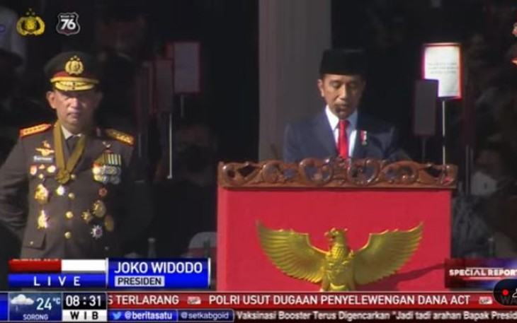 Presiden Republik Indonesia Ir. Joko widodo saat memimpin Upacara Puncak peringatan hari Bhayangkara ke - 76