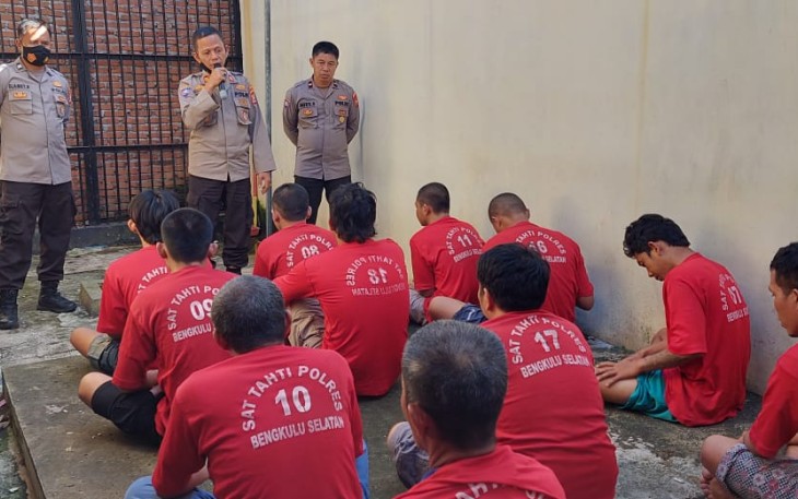 Sat Binmas Polres Bengkulu Selatan saat Berikan Binrohtal Kepada Tahanan