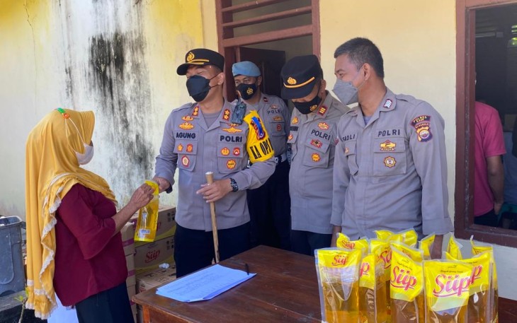 Usai vaksin, masyarakat dapat minyak goreng dari polisi
