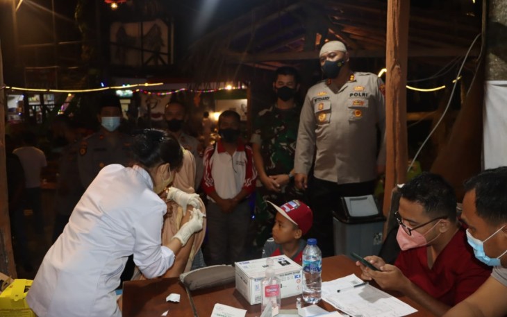 Gerai Vaksin Ramadhan di Malam Hari