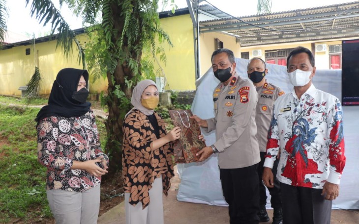 Wakapolda Bengkulu Brigjen Pol. Hari Prasodjo, MH saat meninjau vaksinasi massal serentak di Polres Bengkulu Tengah hari ini, Jum’at (25/03/2022).