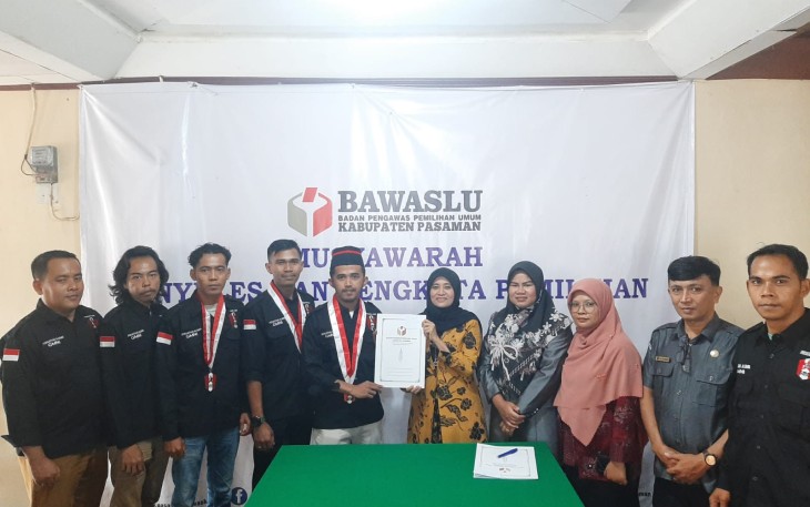 Penandatanganan nota kesepahaman (MoU) Persatuan Alumni (PA) Gerakan Mahasiswa Nasional Indonesia (GMNI) Kabupaten Pasaman dan perjanjian kerjasama DPC GMNI Pasaman di ruang Media Centre kantor Bawaslu Kabupaten Pasaman, Senin (19/9).