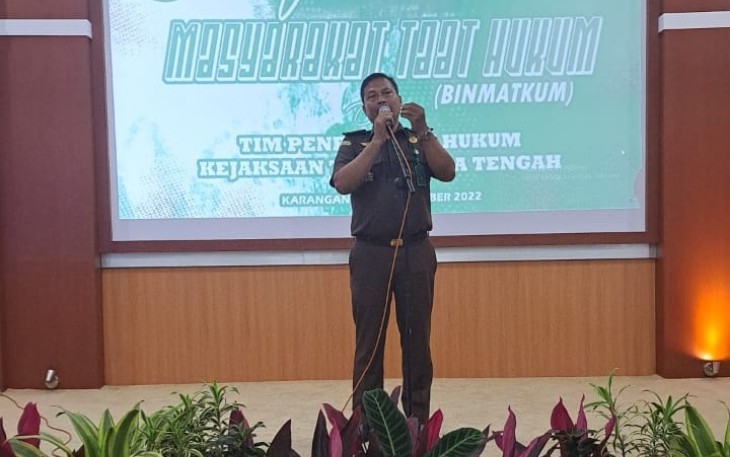 Kasi Penkum Kejati Jateng, Bambang Tejo M, saat memberikan paparan  wawasan tentang hukum, di Aula Workshop PUDAM Tirta Lawu Karanganyar, Selasa (18/10/2022).