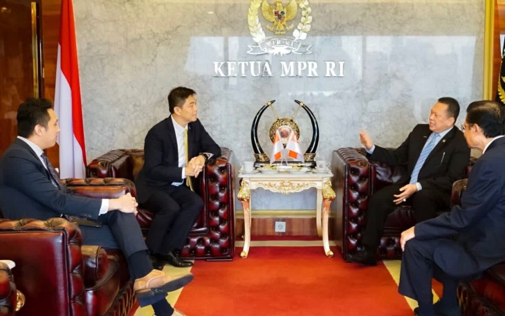 Bamsoet saat menerima Ketua Parlemen Singapura H.E. Mr Tan Chuan-Jin, di Ruang Kerja Ketua MPR RI, di Komplek MPR RI, Jakarta, Rabu (6/10/22).