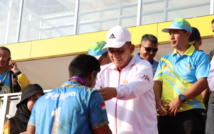Pengalungan Medali oleh Gubernur Ansar kepada Atlet