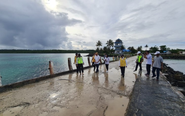 Plt. Kepala BPJN Bengkulu Kementerian PUPR Yohanis Tulak saat lakukan peninjauan