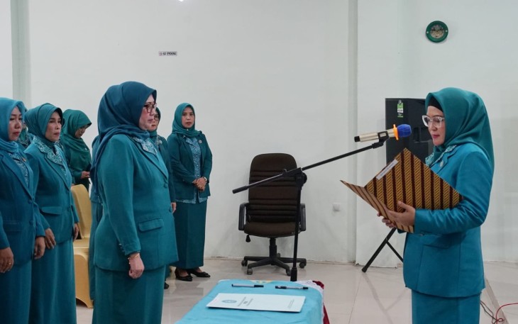 Ketua TP PKK Provinsi Bengkulu Derta Wahyulin Rohidin saat melantik penjabat Ketua TP PKK Kabupaten Bengkulu Tengah Dian Augustina Rozy di Aula Sindu Hotel Taba Pasemah Kec. Talang Empat Kab. Bengkulu Tengah, Kamis (16/6).
