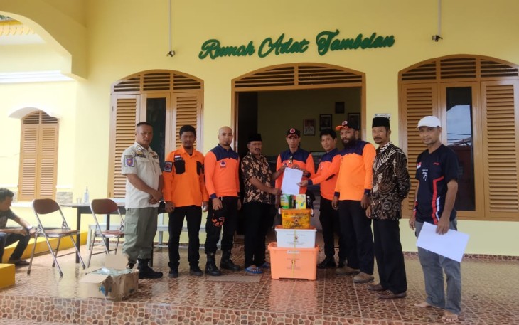 Sekdaprov Adi Prihantara saat Serahkan Langsung Bantuan Dari Pemprov Kepri Untuk Bencana Banjir di Natuna 