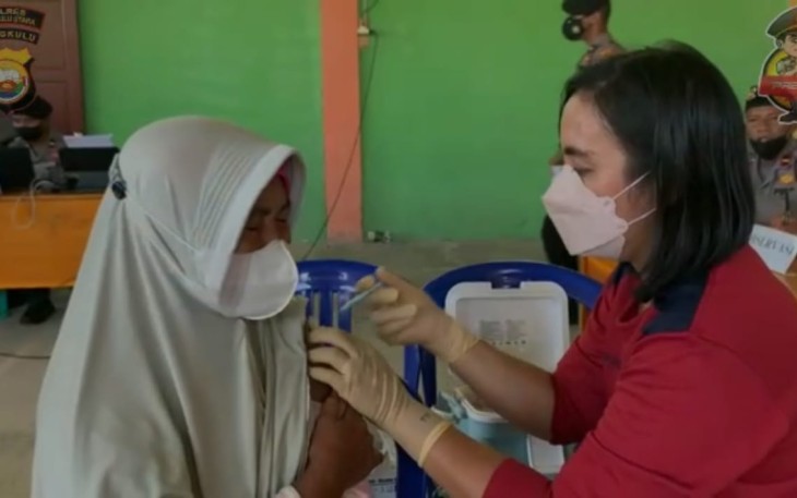 Vaksinasi ke salah seorang warga