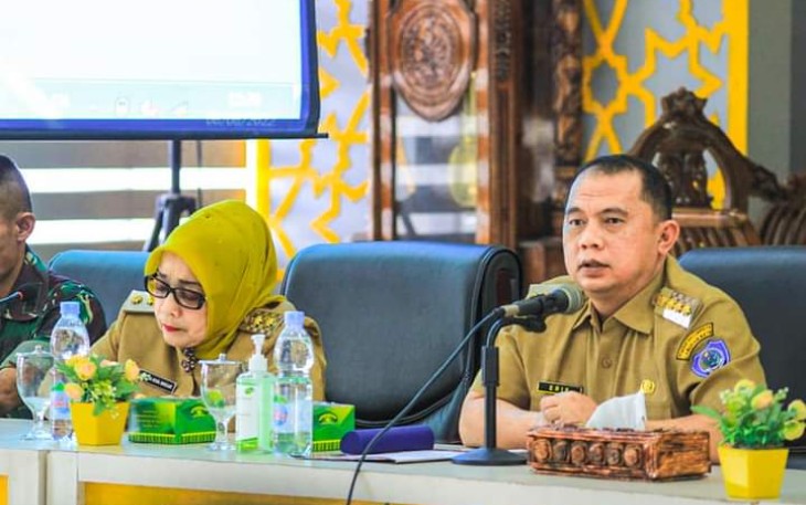 Bupati Labuhanbatu dr. H. Erik Adtrada Ritonga, MKM., saat membuka Sosialisasi Pemilihan Kepala Desa Serentak Kabupaten Labuhanbatu, di Ruang Data dan Karya Kantor Bupati, Senin (8/8/2022/). 