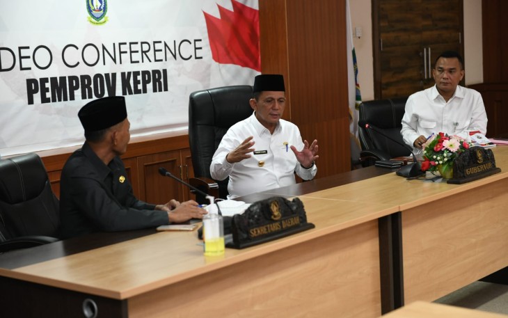 Gubernur Kepri H. Ansar Ahmad didampingi Sekdaprov Adi Prihantara dan jajaran Kepala Organisasi Perangkat Daerah (OPD) di Provinsi Kepulauan Riau mengikuti pembukaan Musrenbangnas Tahun 2022 bersama Presiden RI Jokowi secara virtual, Kamis Kamis (28/04/2022).  