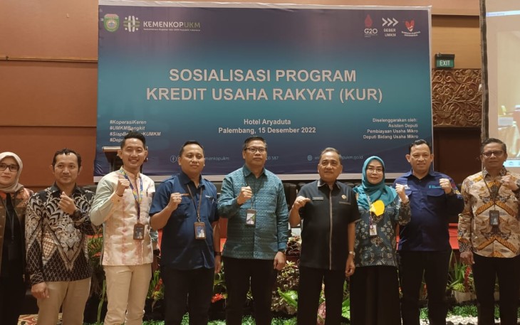 Asisten Deputi Pembiayaan Usaha Mikro Deputi Bidang Usaha Mikro Kementerian Koperasi dan UKM (KemenKopUKM) Irene Swa Suryani  yang mewakili Deputi Bidang Usaha Mikro KemenKopUKM dalam acara Sosialisasi Program Kredit Usaha Rakyat (KUR) bagi Usaha Mikro di Palembang, Sumatra Selatan, Jumat (16/12).
