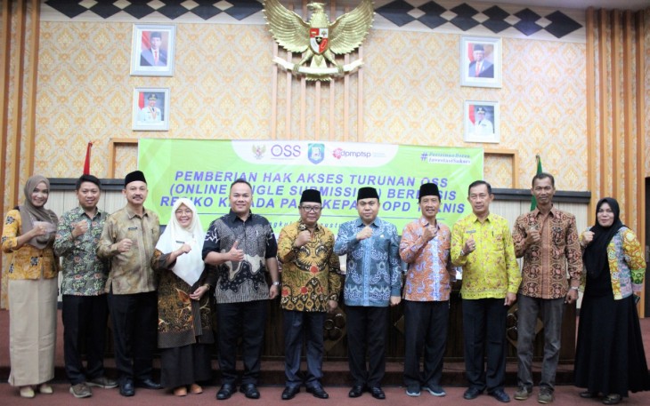 Asisten I Khairil Anwar, saat membuka secara resmi acara Pemberian Hak Akses Turunan Online Single Submission (OSS) Berbasis Resiko Kepada Kepala OPD terkait, di Ruang Pola Provinsi Bengkulu, Kamis (4/8).