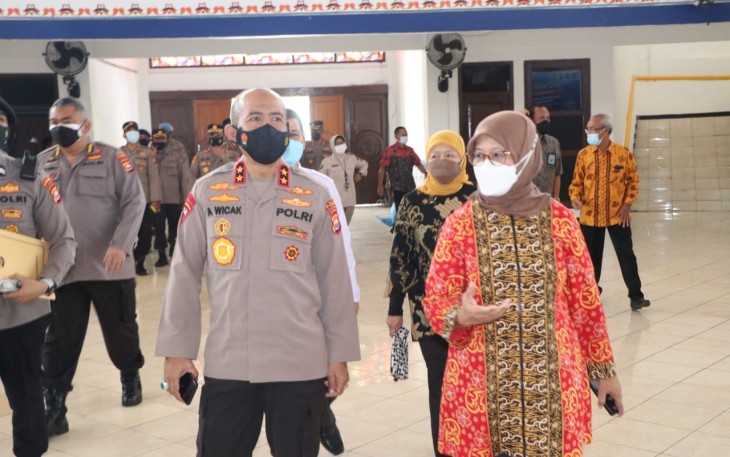 Kapolda Bengkulu Irjen Pol Drs. Agung Wicaksono M,Si., saat meninjau lokasi vaksinasi di UNIB, kAMIS (31/03/2022).