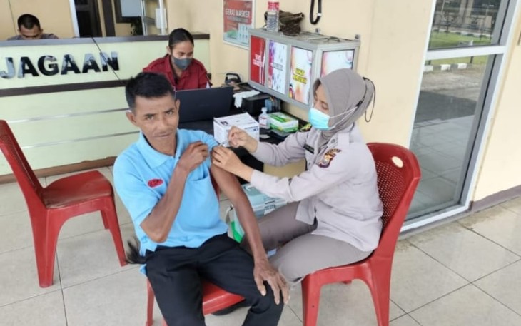 Petugas saat memberikan pelayanan vaksinasi