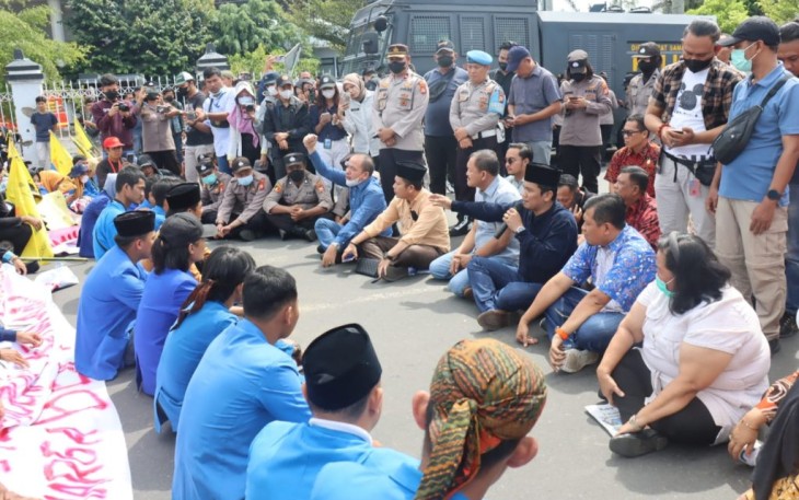 Gabungan Personil Polda dan Polres saat Kawal Unras PMII Terkait Kenaikan BBM