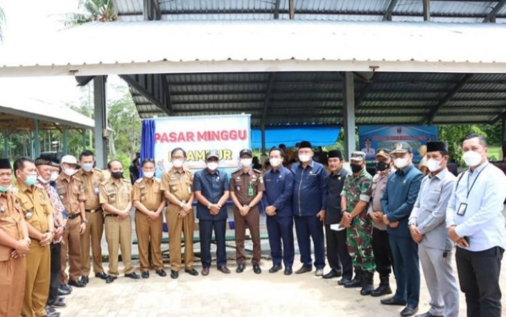 Bupati Pesisir Barat (Pesibar) Agus Istiqlal, bertolak ke Kecamatan ngambur, untuk meresmikan Pasar Minggu di Pekon Negeri Ratu, Kecamatan Ngambur, Kabupaten Pesisir Barat