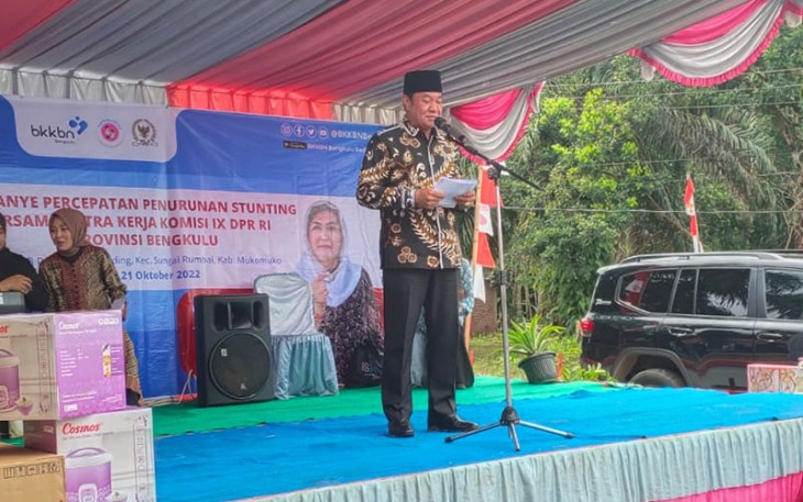 Wagub Bengkulu Rosjonsyah saat menghadiri kampanye Percepatan Penurunan Stunting bersama Mitra Kerja Komisi IX DPR RI Hj. Elva Hartati yang digelar di lapangan Desa Padang Gading, Kec. Sungai Rumbai Kab. Mukomuko, 21/10/2022.